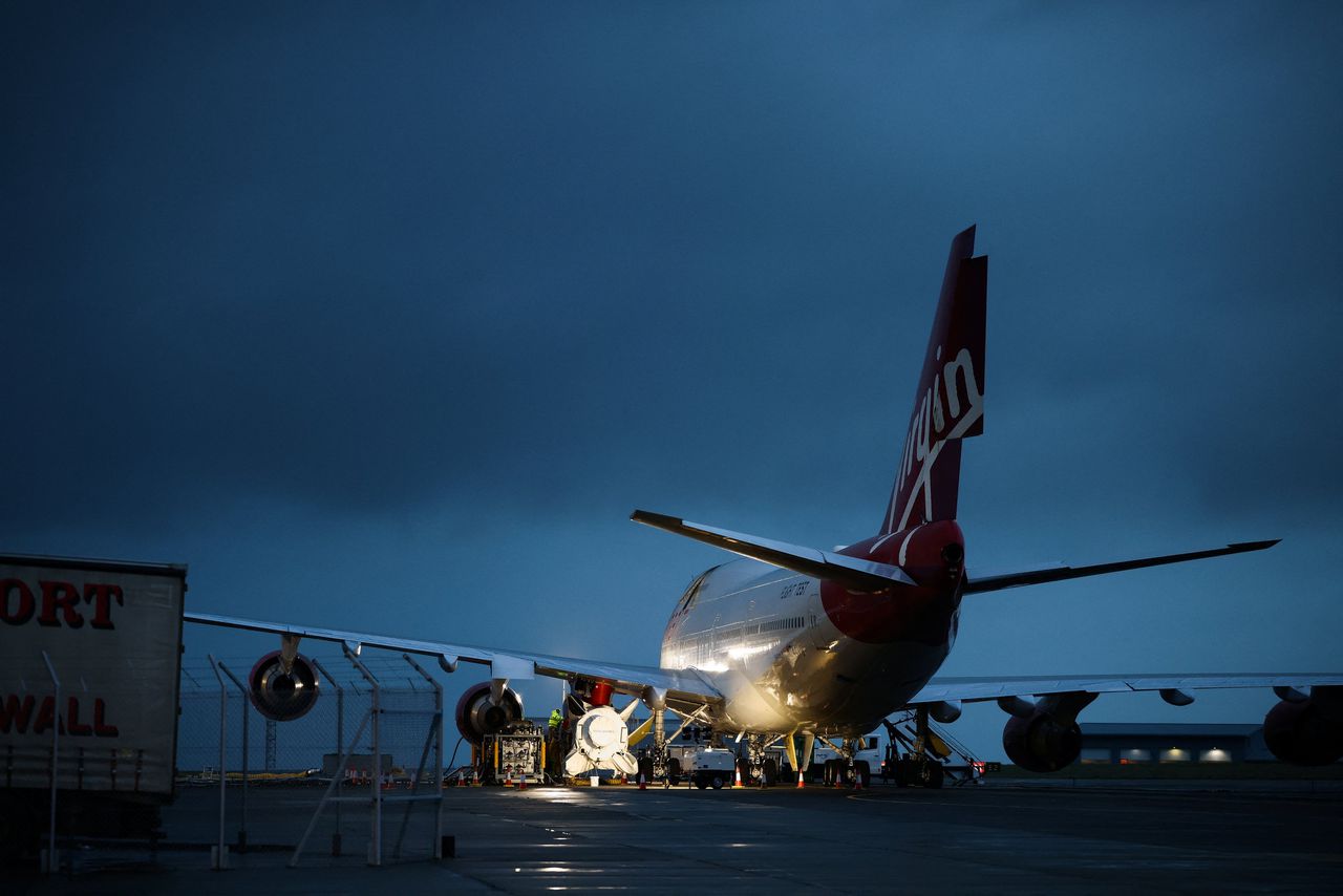 De LauncherOne-raket van Virgin Orbit was bevestigd aan de vleugel van een Boeing 747-400-vliegtuig.