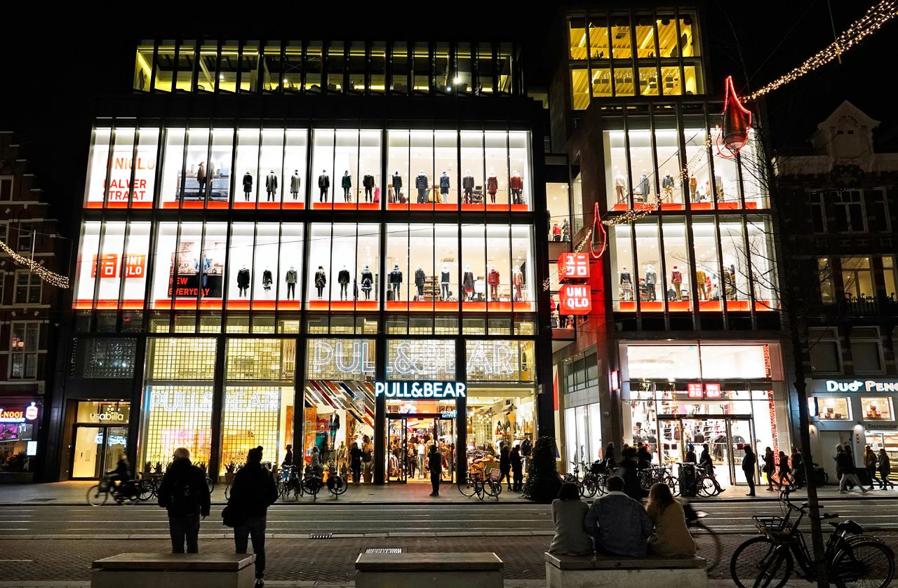 De vestiging van Uniqlo in Amsterdam. Het moederbedrijf van de keten verhoogt zijn lonen fors.