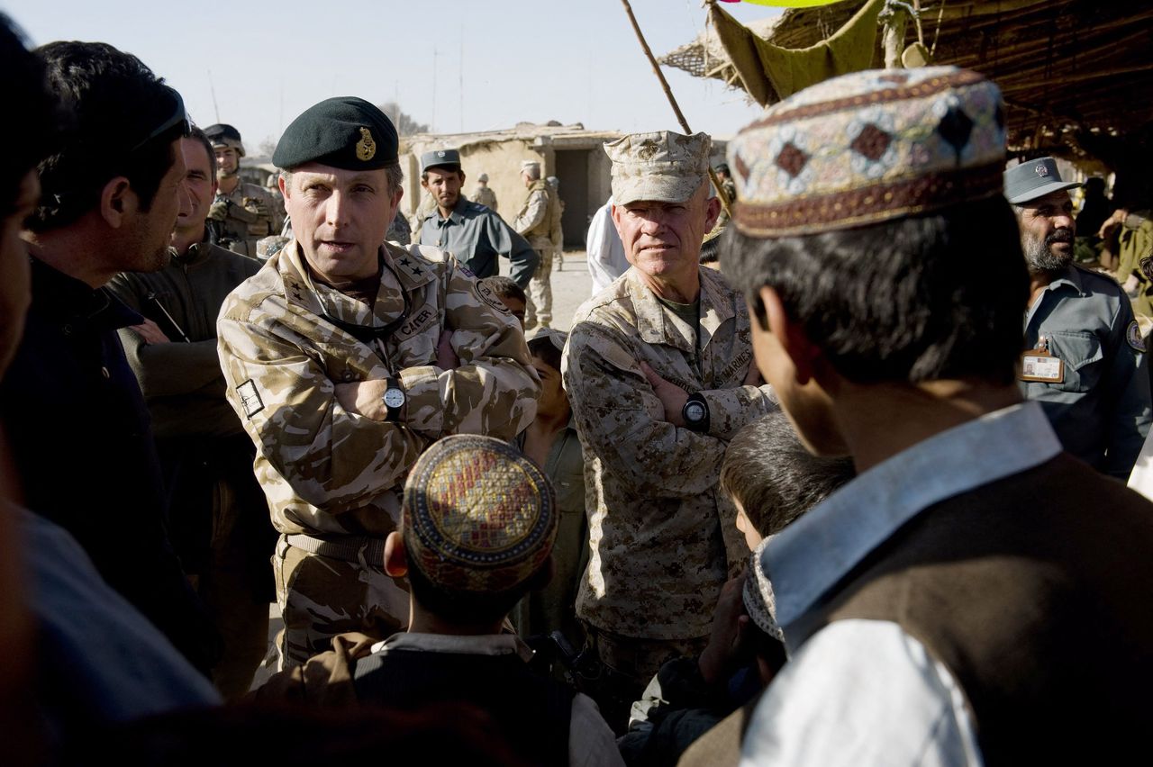 Generaal-majoor Nick Carter, regionaal commandant van ISAF, en brigadegeneraal Larry Nicholson, in de Afghaanse provincie Helman in 2009. Foto Manpreet Romana/AFP