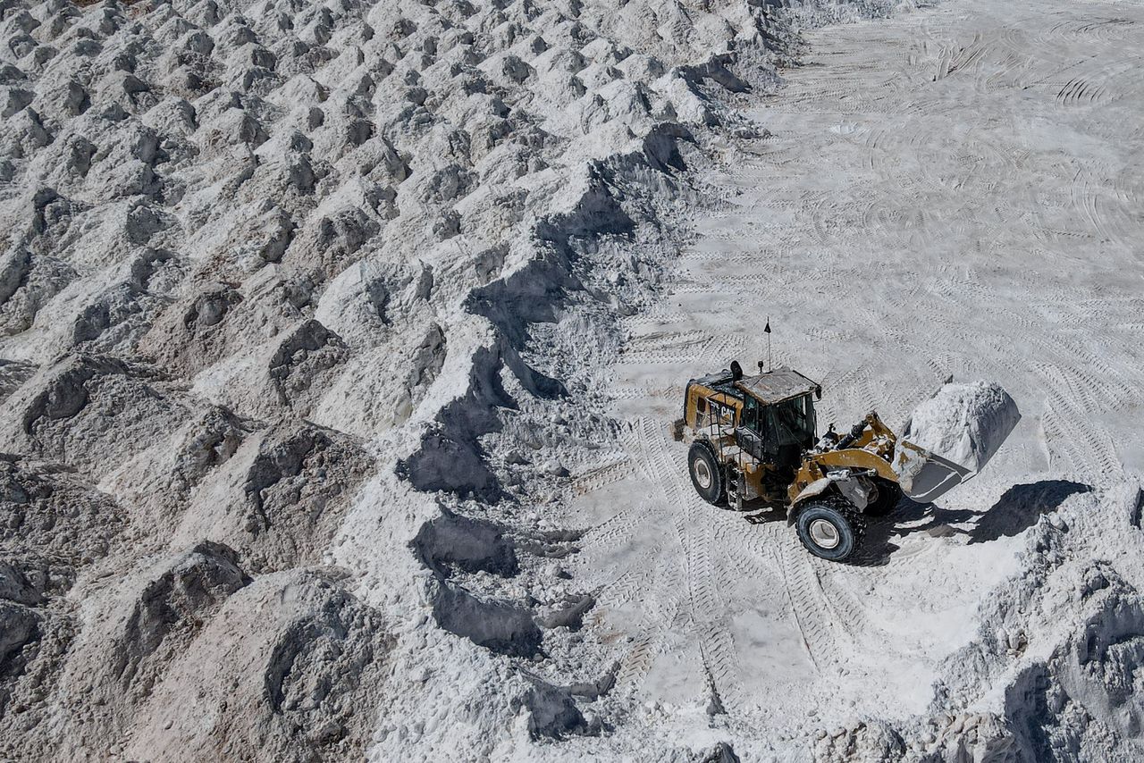 Een lithiummijnbouwmachine in een mijn in de Noord-Chileense Atacama-woestijn.