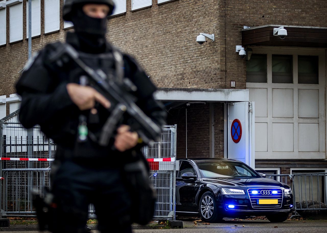 Een beveiligde auto verlaat eind oktober 2022 de bunker in Amsterdam-Osdorp na afloop van een zitting in de rechtszaak tegen voormalig advocaat Youssef Taghi.