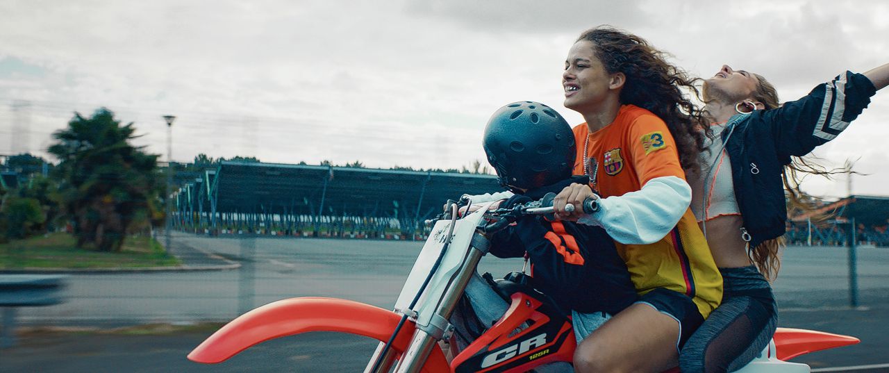 Julia (Julie Ledru, links) heeft in haar leven alleen haar obsessie voor motorrijden, in ‘Rodeo’.