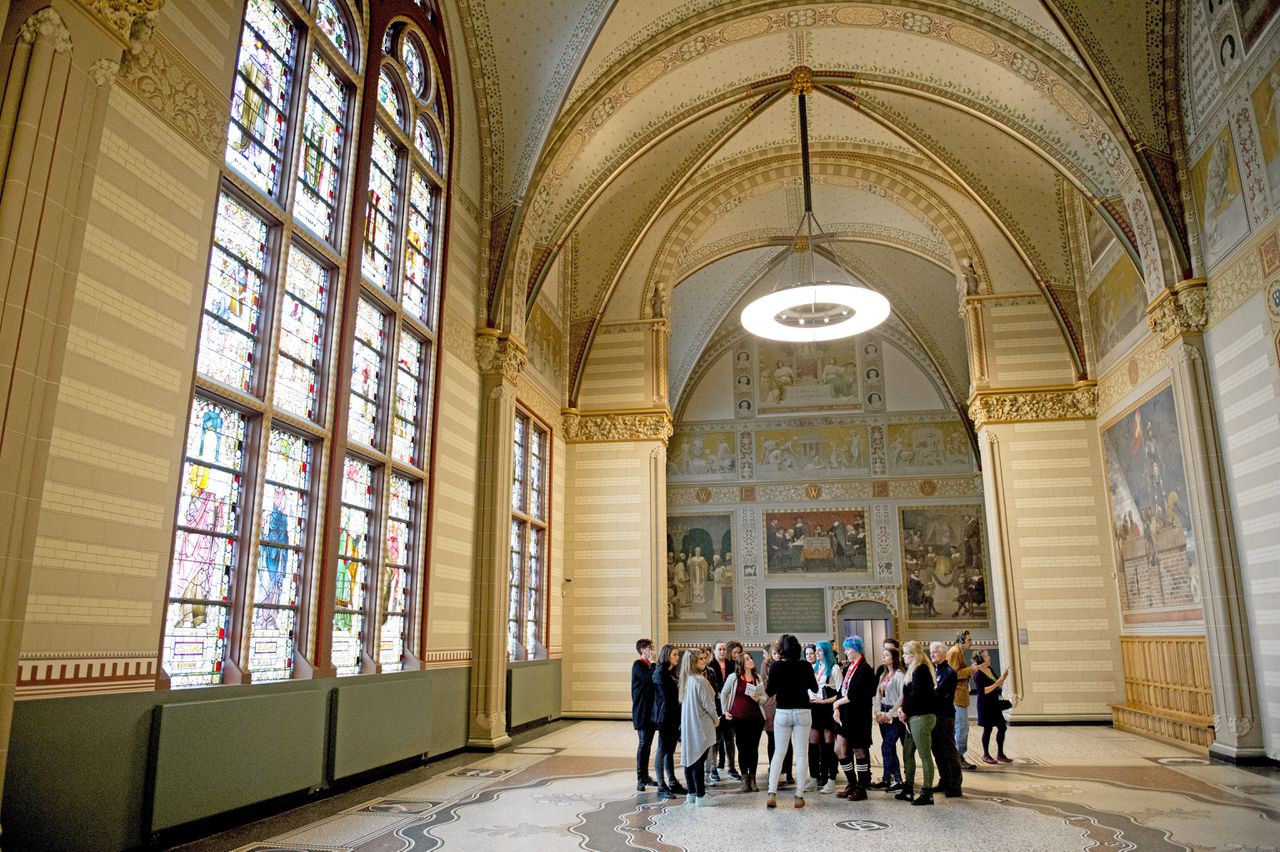 MBO-studenten praten met minister Jet Bussemaker en directeur Taco Dibbits in het Rijksmuseum.