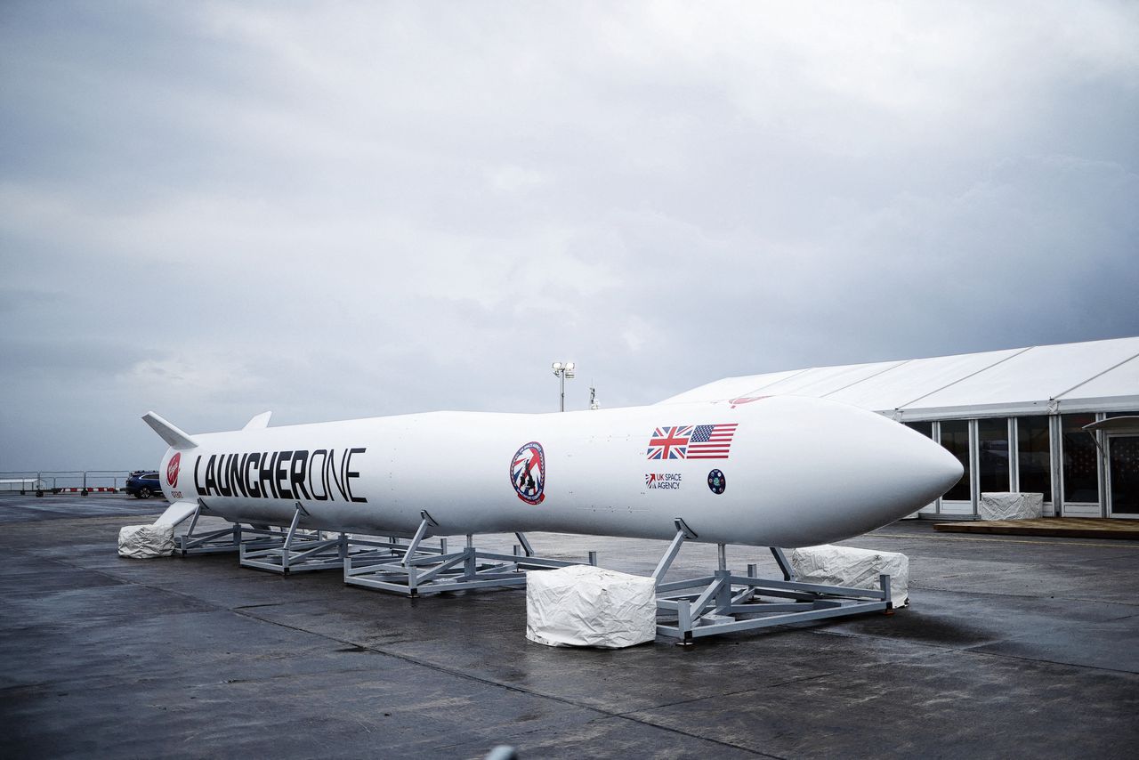 Een replica van de LauncherOne van Virgin Orbit op Newquay Airport in Cornwall. Virgin Orbit is een van de vele bedrijven die zich op de markt voor kleine raketten hebben gestort.