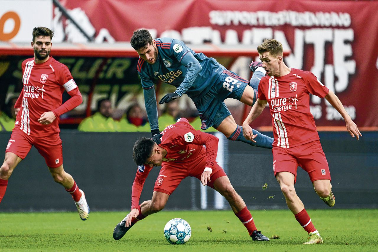 Twente-spelers Robin Pröpper, Mees Hilgers en Gijs Smal in duel met Feyenoorder Santiago Gimenez.