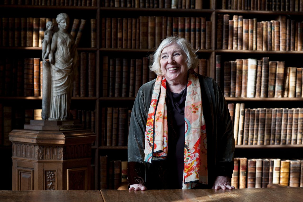 Fay Weldon in 2011, terwijl ze poseerde tijdens het Oxford Literary Festival in het Verenigd Koninkrijk.