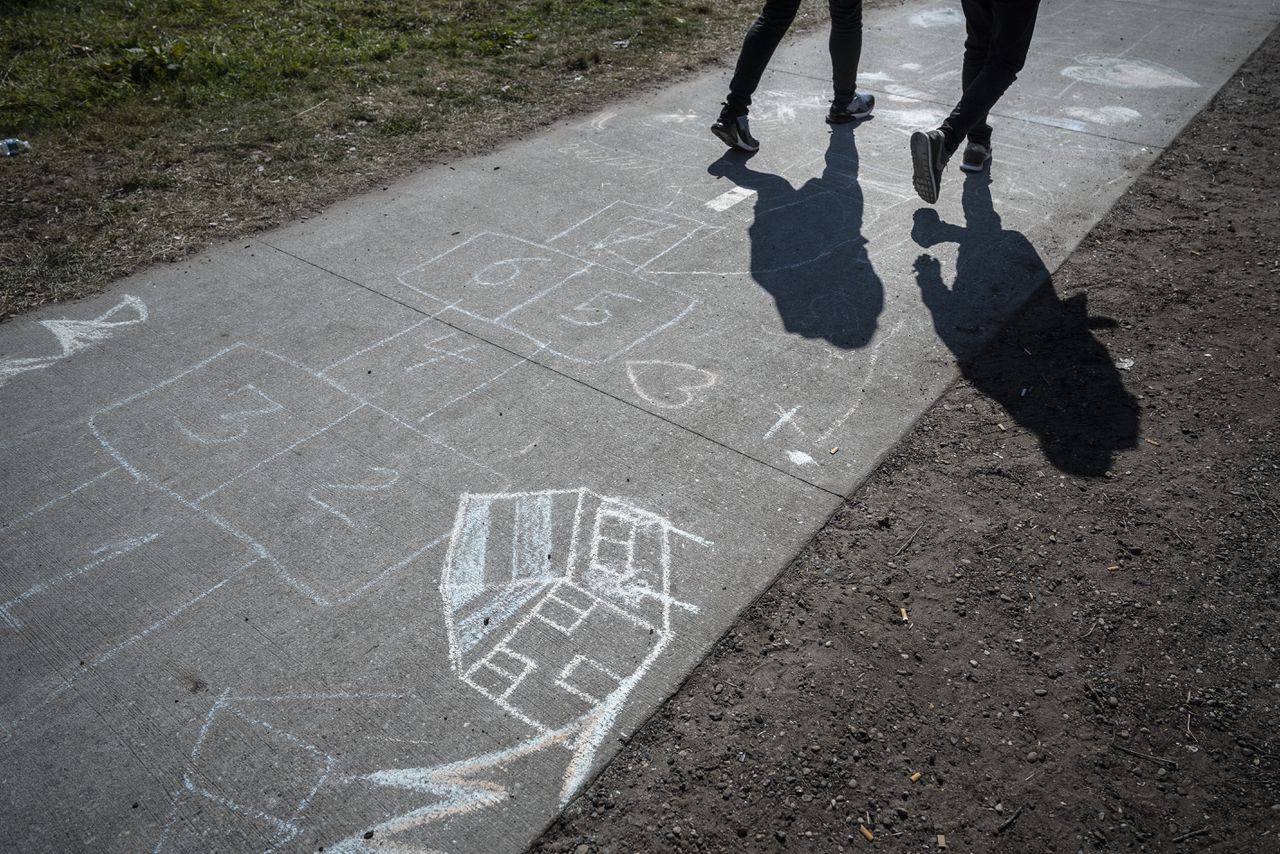 Het fietspad bij aanmeldcentrum Ter ApelFoto: ANP/Hollandse Hoogte/Kees van de Veen