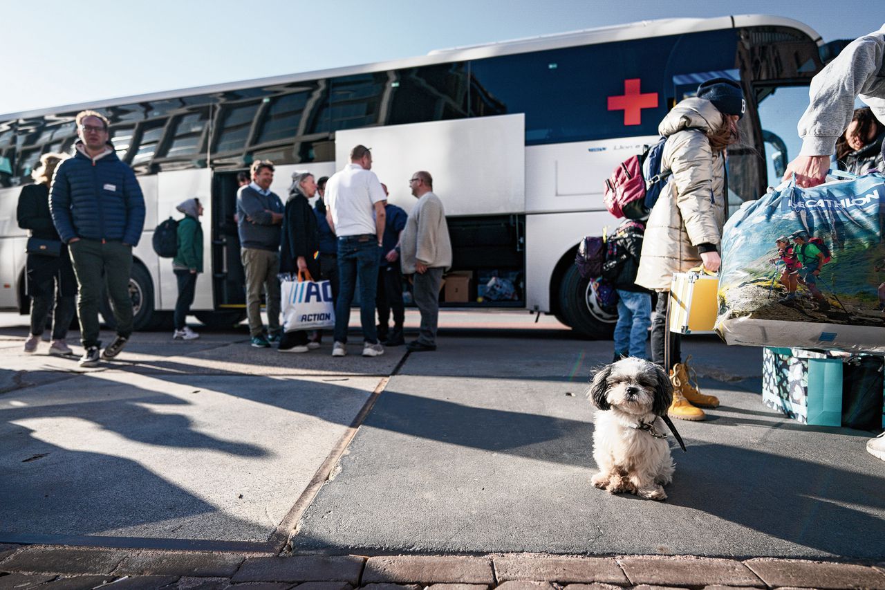 Aankomst van vluchtelingen (niet per se derdelanders) uit Oekraïne, vorig jaar maart bij de Harbor Club aan de Cruquiuskade in Amsterdam.