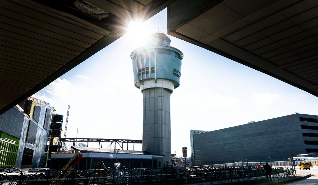 De luchtverkeersleidingstoren op luchthaven LaGuardia in New York.