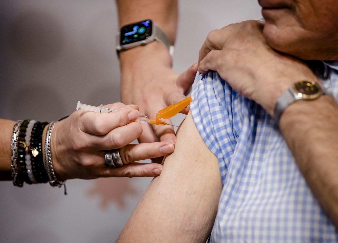 Een man krijgt een griepprik tijdens de aftrap van de landelijke campagne voor de jaarlijkse griepprik in het gezondheidscentrum in Parkwijk, Utrecht. Het vaccin is dit jaar zeer goed afgestemd op de rondgaande varianten.