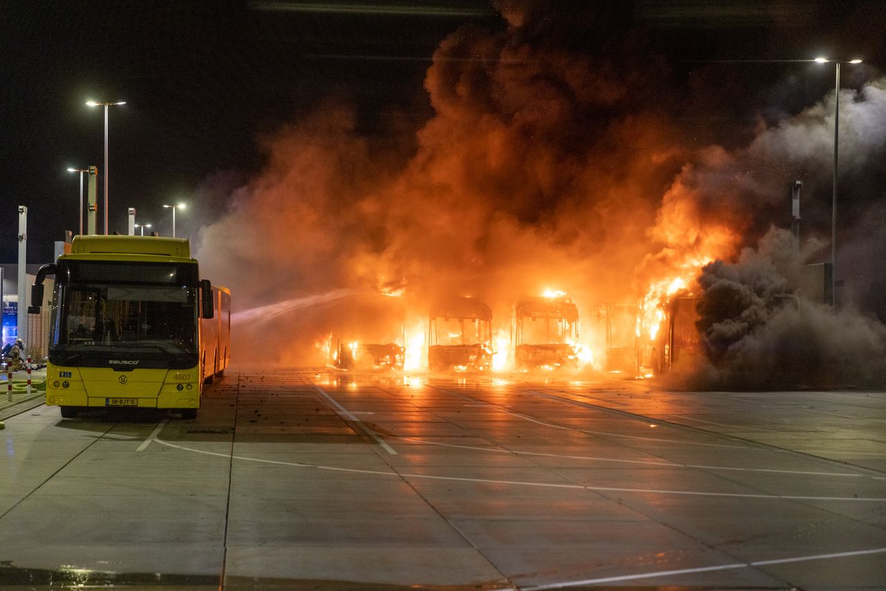 Door de brand kunnen zo'n twintig bussen niet of nauwelijks rijden.