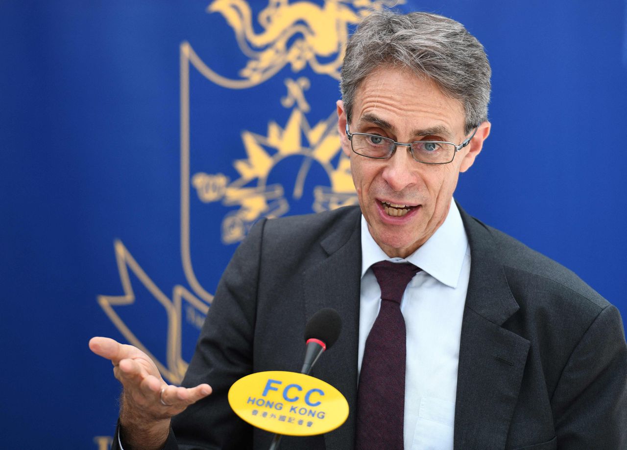 Kenneth Roth in 2018 tijdens een persconferentie in Hongkong. Vorig jaar vertrok hij na bijna drie decennia als directeur van Human Rights Watch.