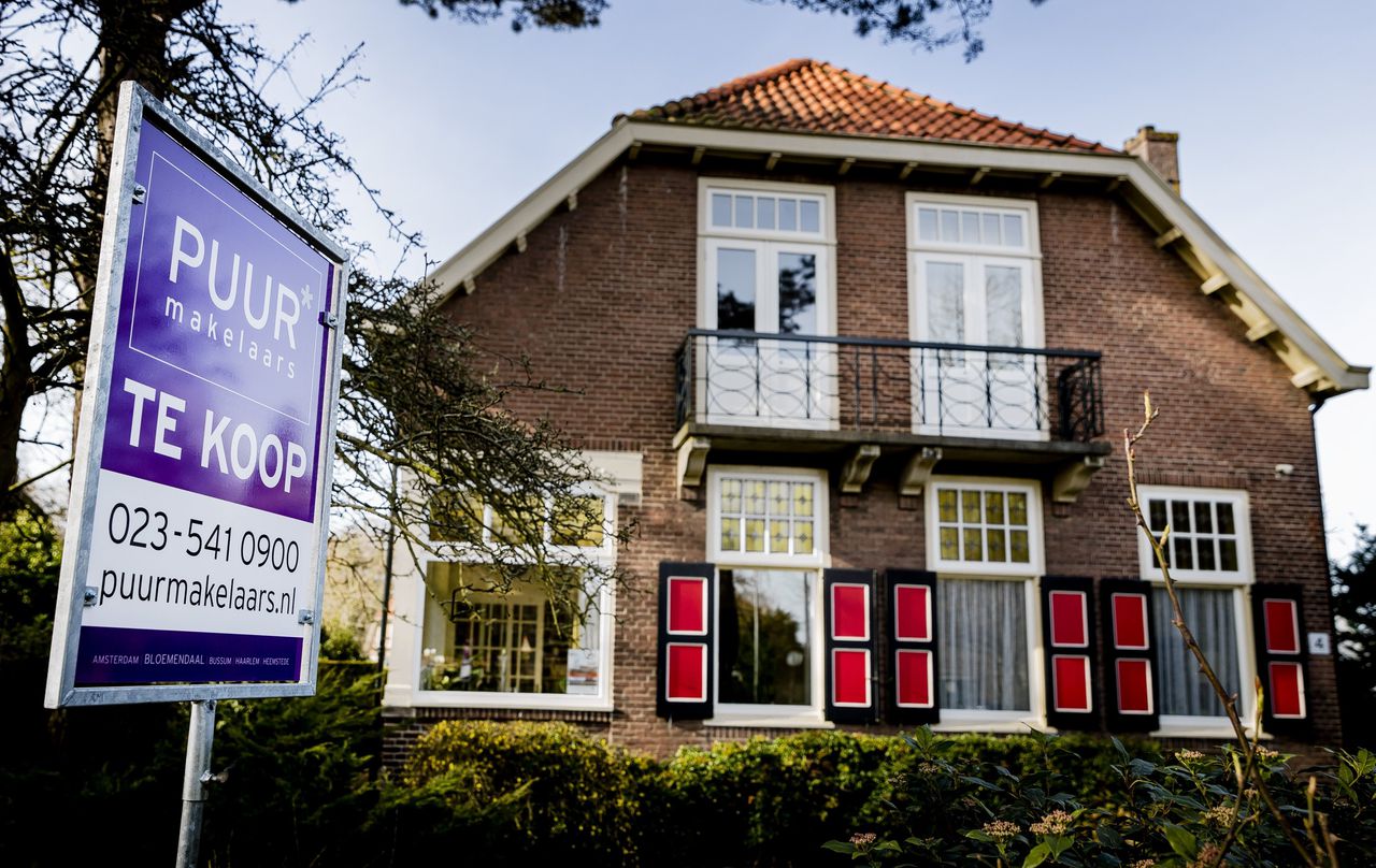 Vrijstaande huizen werden afgelopen kwartaal 19 procent minder verkocht dan een jaar eerder.