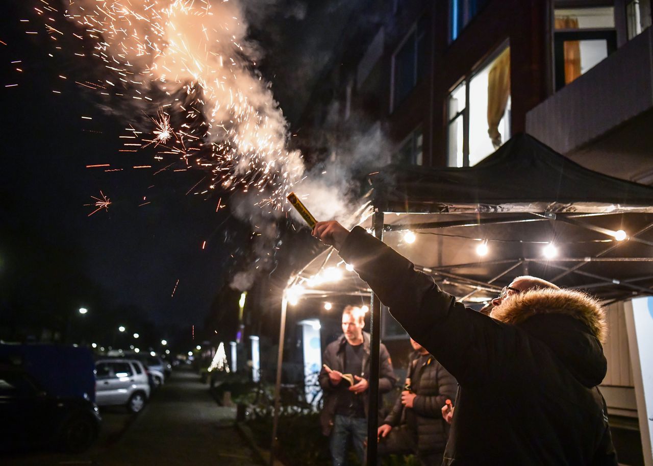 Ondanks een verbod wordt er in Apeldoorn veel vuurwerk afgestoken. Een vuurwerkverbod „gaat hier nooit gebeuren”.