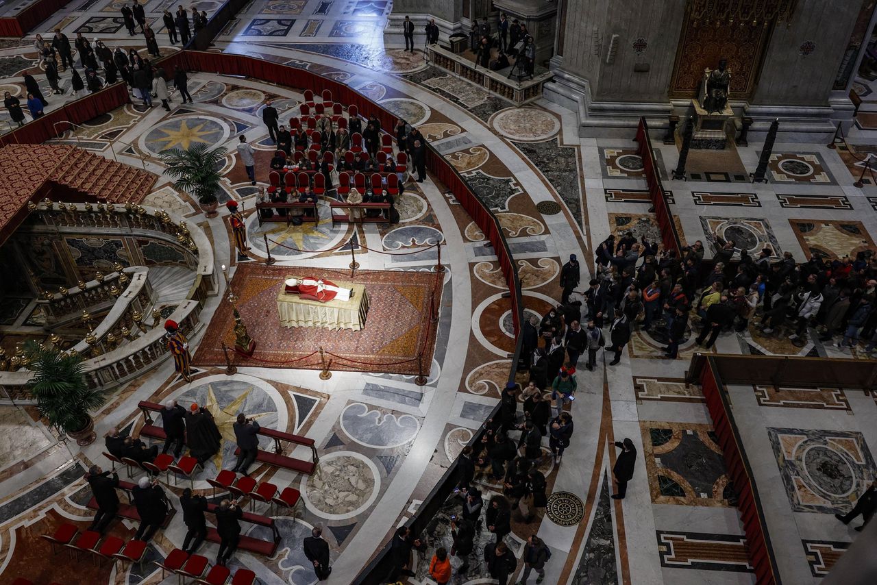 Mensen nemen een moment van stilte in acht bij het lichaam van wijlen emeritus paus Benedictus XVI in de Sint-Pietersbasiliek in Vaticaanstad.