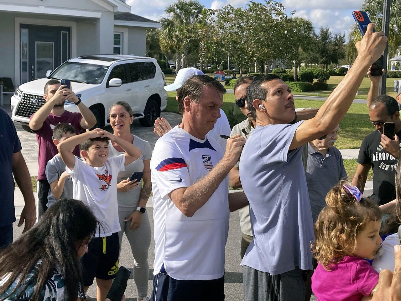 Oud-president Jair Bolsonaro landde eind december in Orlando, Florida waar hij onder meer handtekeningen en selfies uitdeelde aan bewonderaars.