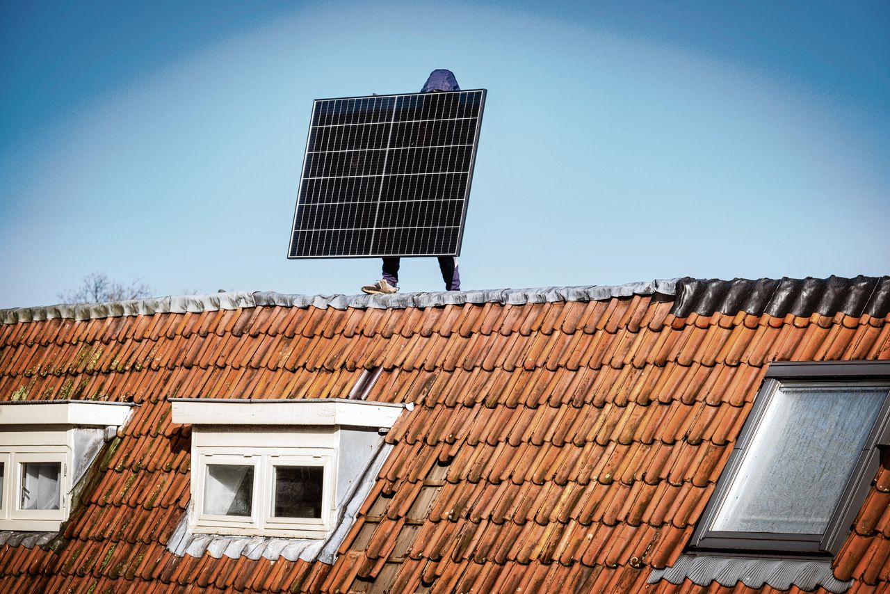 Installatie van zonnepanelen op een dak in Utrecht.