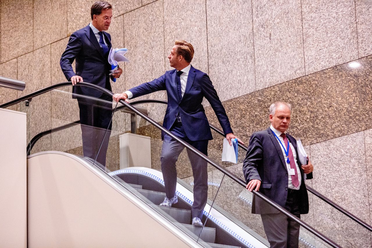 Topambtenaar Gert-Jan Buitendijk in 2020 op de roltrap in de Tweede Kamer. Hij maakt zich zorgen over de samenwerking met de politiek.