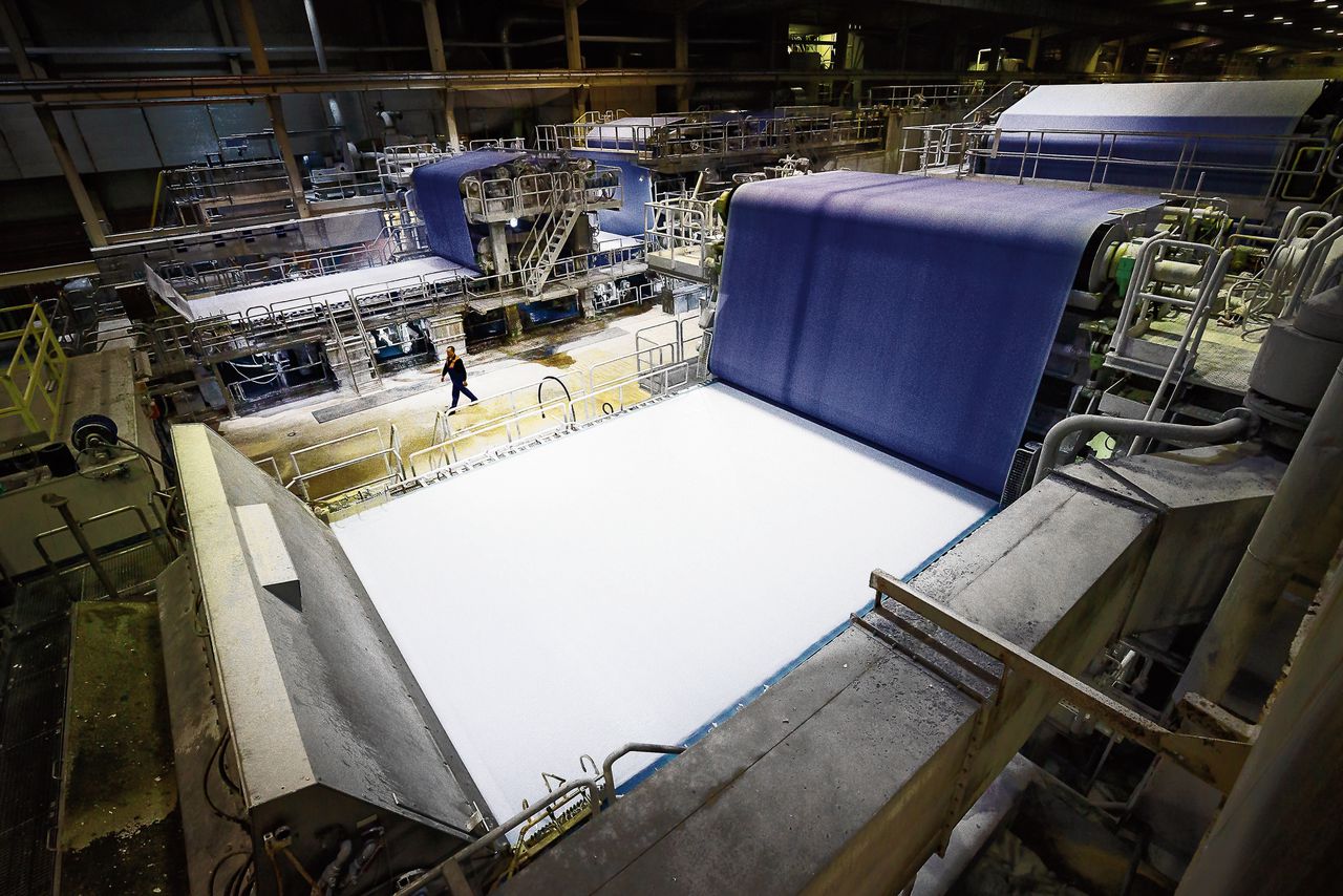 In de papierfabriek van Crown Van Gelder in het Noord-Hollandse Velsen. Vakbond CNV is geschrokken van het faillissement.