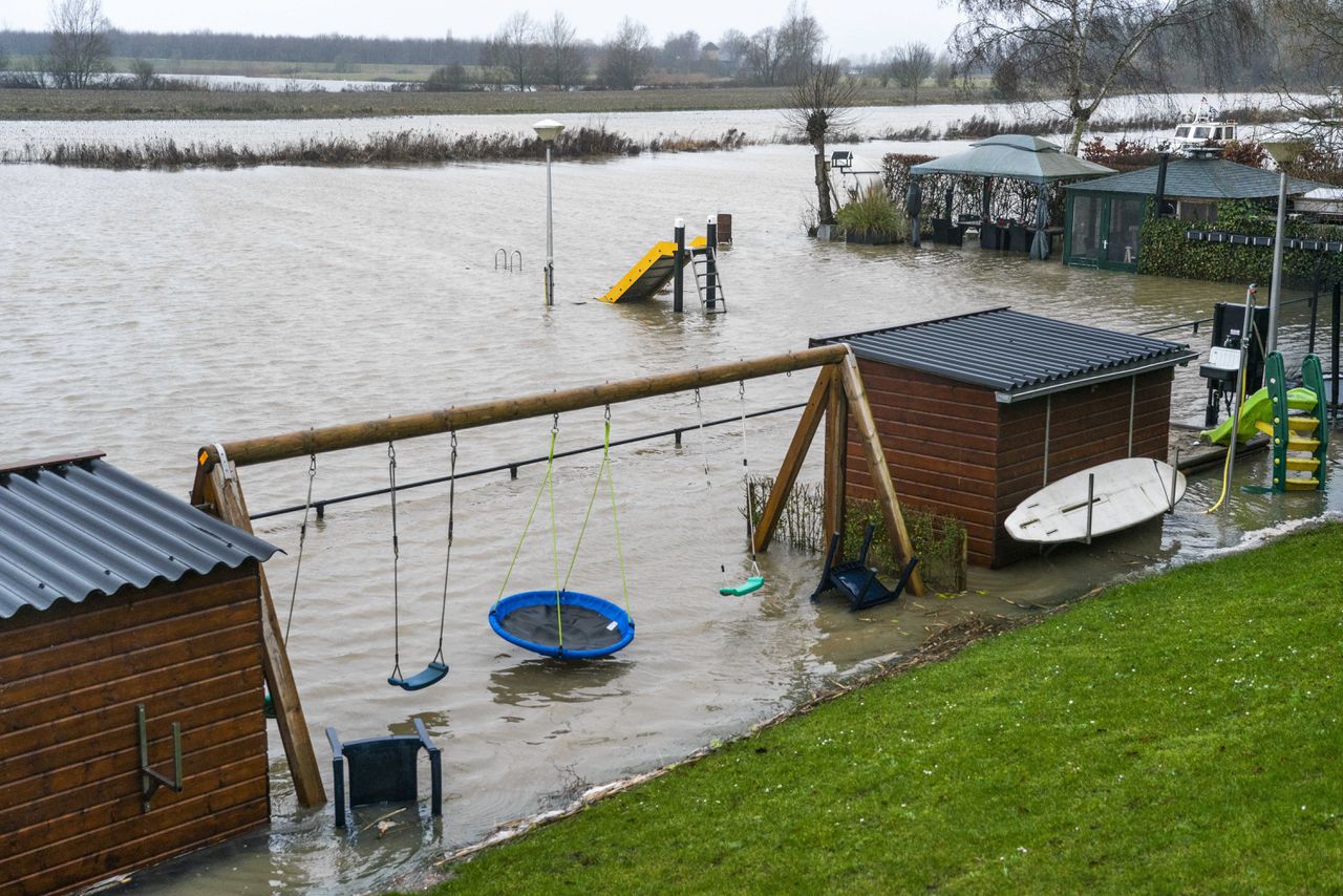 Ook in het Gelderse Beesd merken inwoners dat de Linge buiten haar oevers is getreden.