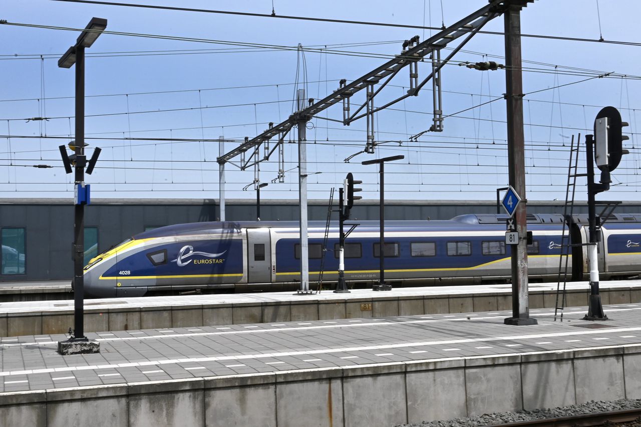 Een Eurostar-trein op het Centraal Station in Amsterdam, hier nog met het oude logo.