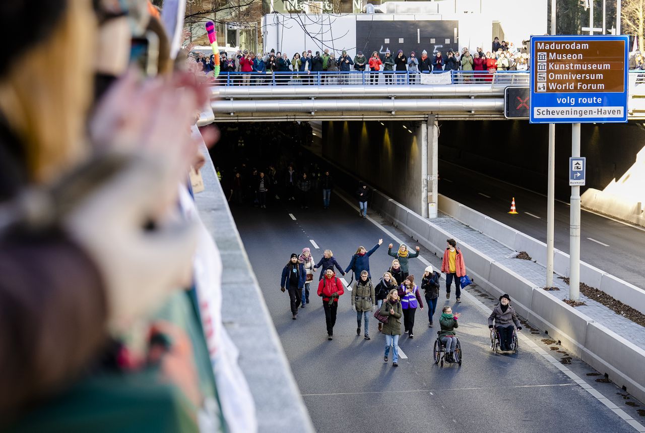 Klimaatactiegroep Extinction Rebellion blokkeert de A12 tussen het ministerie van Economische Zaken en Klimaat en de tijdelijke Tweede Kamer.