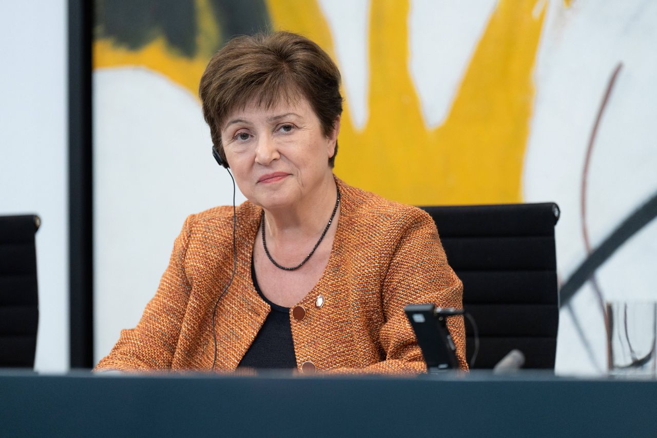 Kristalina Georgieva, de directeur van het IMF, tijdens een persconferentie. Volgens Georgieva zijn de vooruitzichten voor Europa het slechtst, omdat de invloed van de oorlog in Oekraïne en de hoge energieprijzen zich daar het sterkst laten voelen.