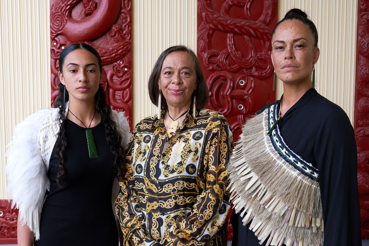 Drie generaties Maori-vrouwen: Amokura Panoho (midden) werd haar naam en taal ontnomen, ook dochter Monowai (rechts) had angst haar Maori-identiteit uit te dragen, kleindochter Arihia Turei (links) is helemaal ondergedompeld in de cultuur.