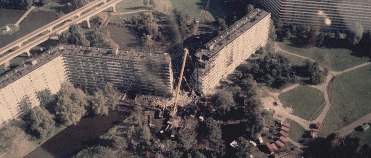 De flats Groeneveen en Klein-Kruitberg werden doorboord door de Boeing 747 van de Israëlische maatschappij El Al.