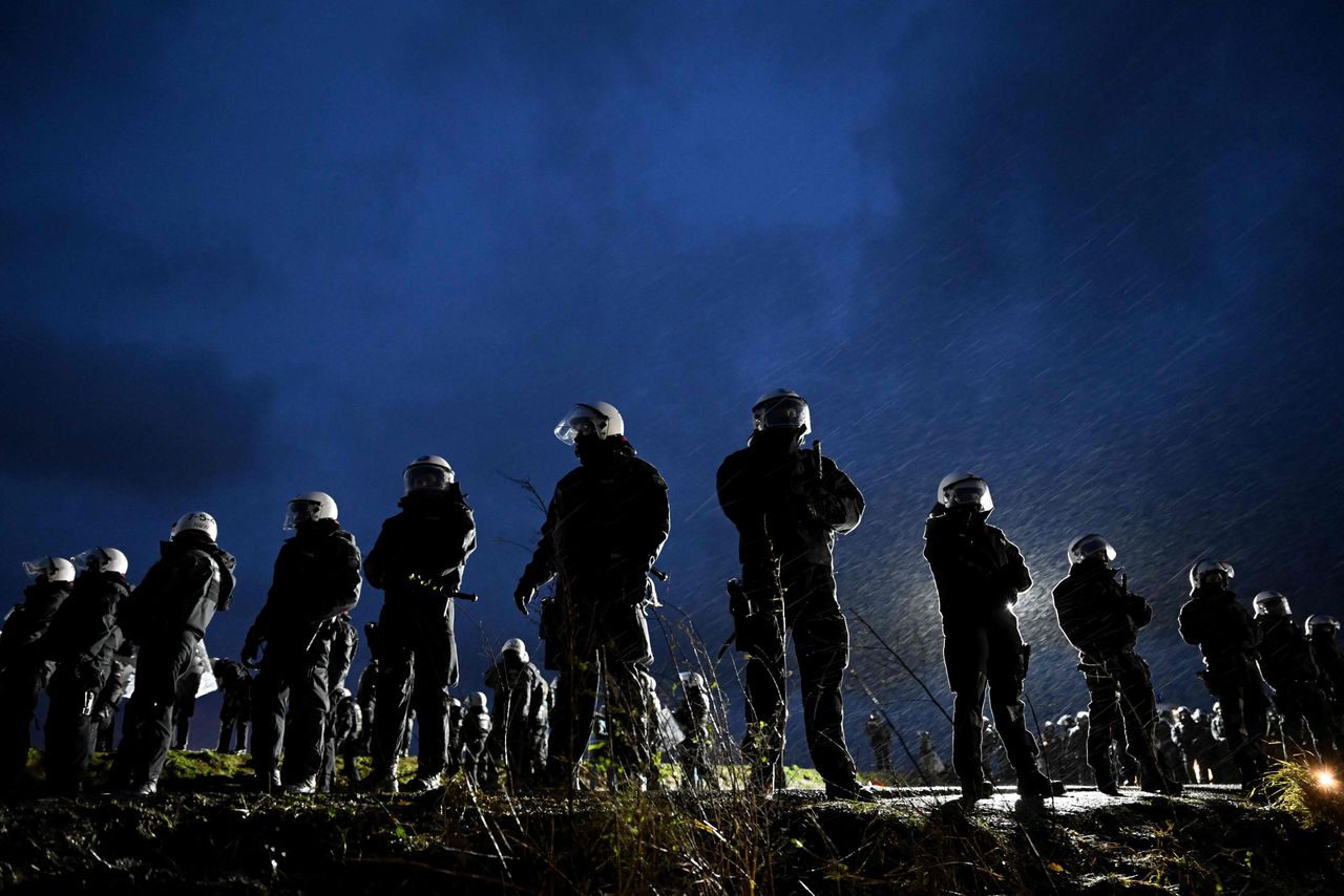 Politie voor de evacuatie van het Duitse dorp Lützerath, woensdag.