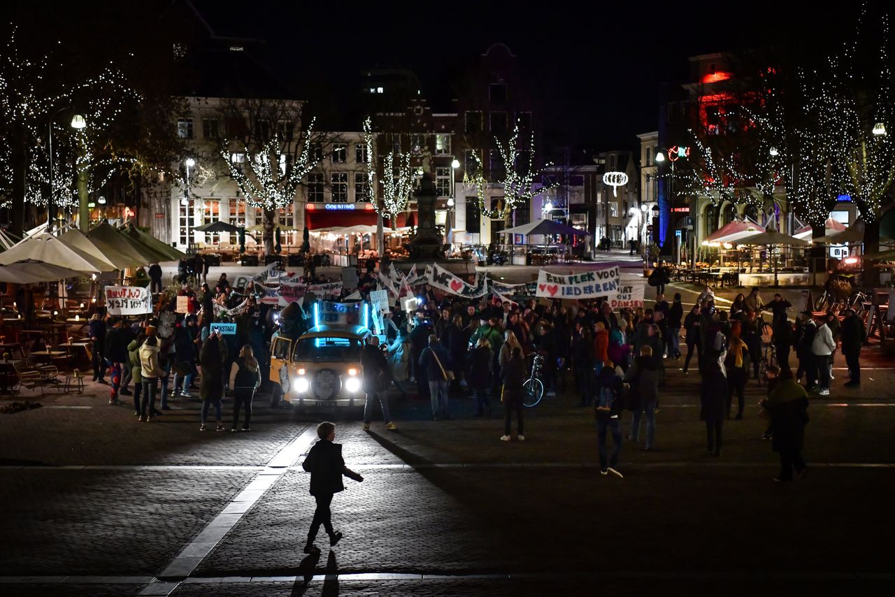 De protestmars van woensdag 11 januari naar het gemeentehuis waar directeur Kelly Hammer van het Burgerweeshuis 7.565 handtekeningen aanbood aan wethouder Ilse Duursma.