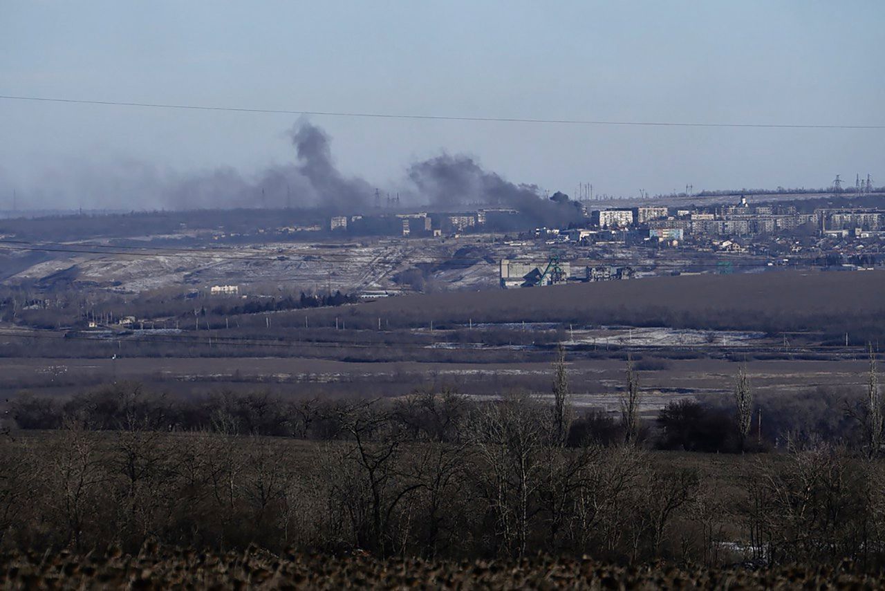 Rookwolken stijgen woensdag op tijdens gevechten tussen Oekraïense en Russische strijdkrachten in Soledar, in de Oekraïense regio Donetsk.