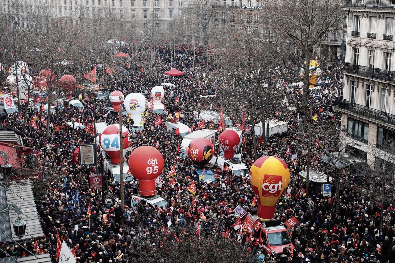 Tienduizenden Fransen gingen gisteren in Parijs en heel het land de straat op tegen de plannen van de regering Macron om de pensioenleeftijd te verhogen. Foto NICOLAS TUCAT/AFP