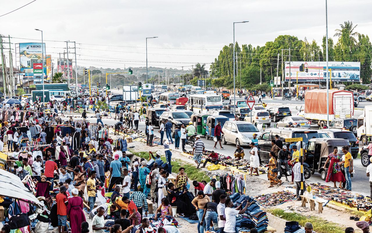 In Mwenge, een gebied in de Tanzaniaanse hoofdstad Dar es Salaam, brengen straatverkopers hun waar aan de man.