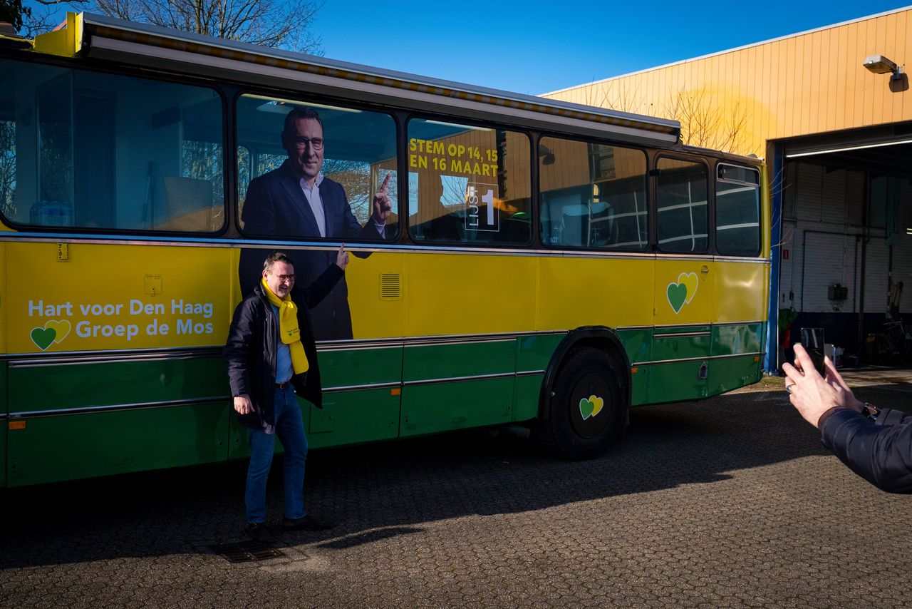 Richard de Mos van Hart voor Den Haag/Groep de Mos op campagne voor de gemeenteraadsverkiezingen, 2022.