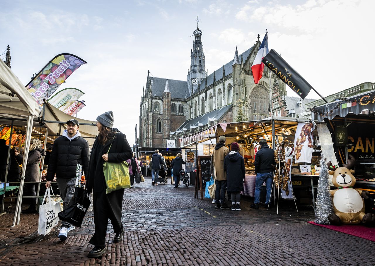 Markt in het centrum van Haarlem. Ook de prijzen voor voeding waren in 2022 hoger.