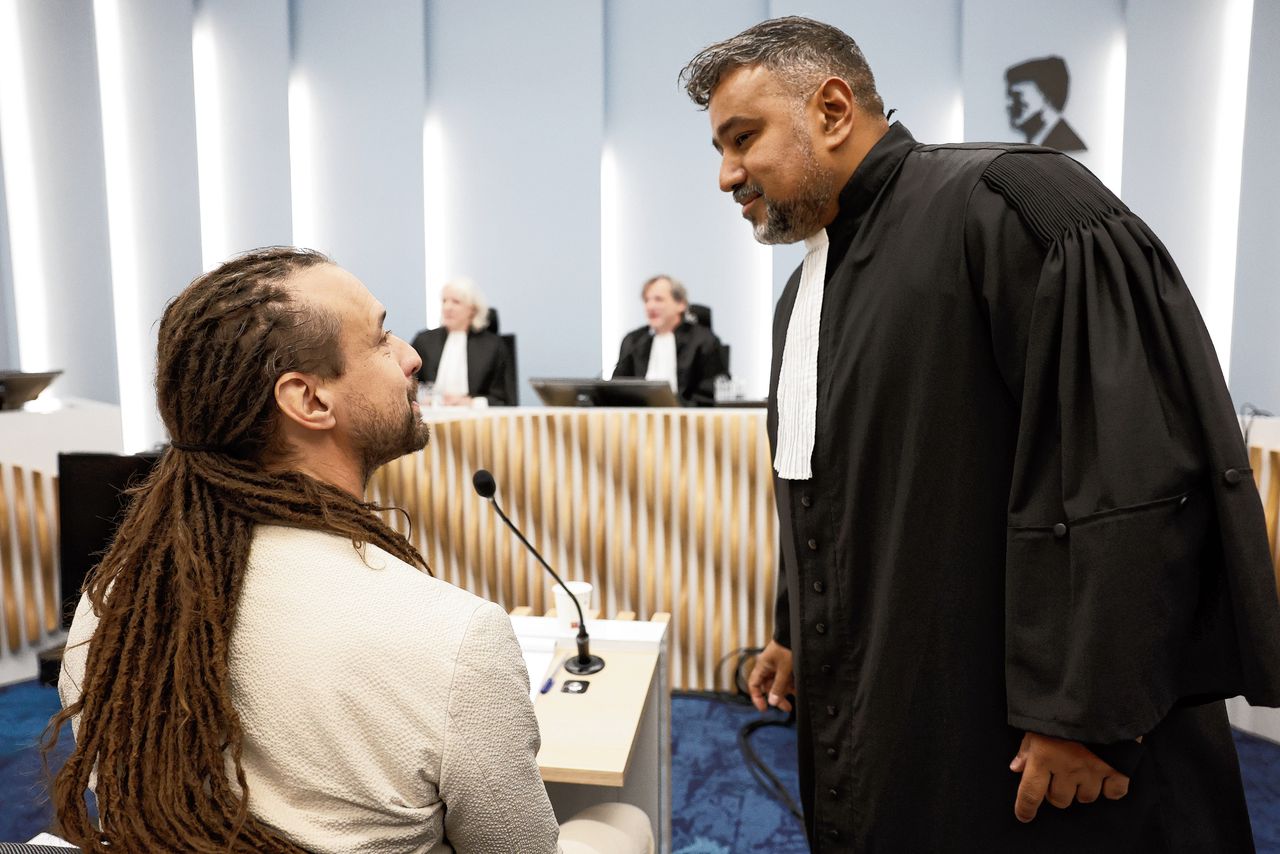 Willem Engel in november in gesprek met zijn advocaat Michael Ruperti in de rechtbank van Rotterdam. De voorman van Viruswaarheid moet zich verantwoorden voor opruiende berichten.