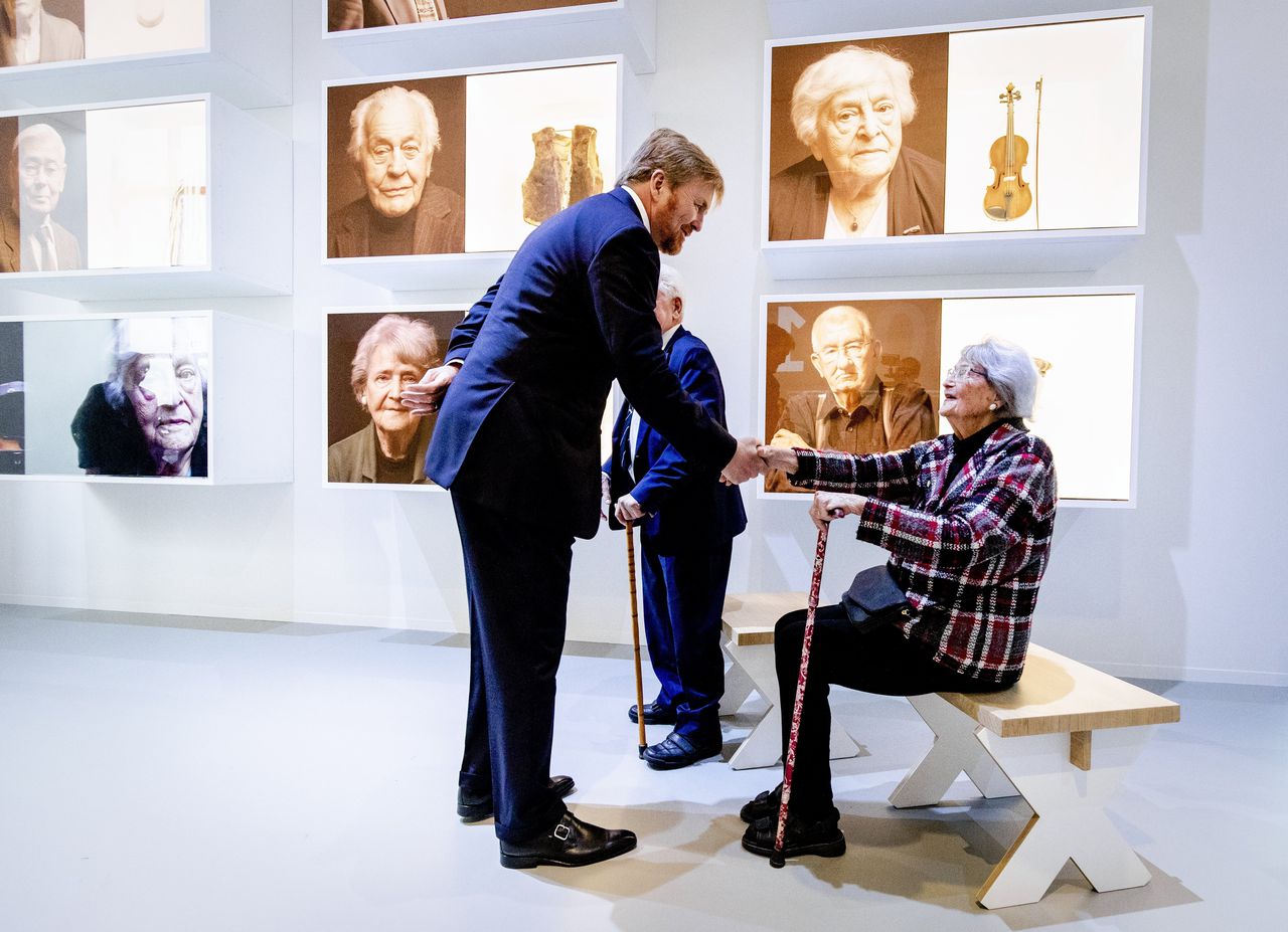 Joke Folmer ontmoet koning Willem-Alexander bij de heropening van het Nationaal Monument Kamp Vught, 2019.