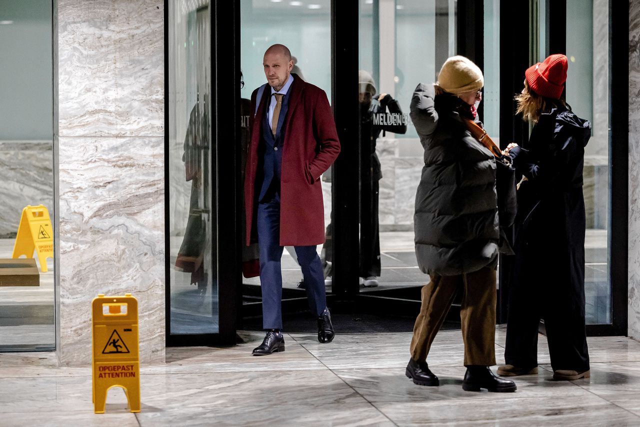 Brandt Corstius in december bij de rechtbank in Amsterdam. Die rechtbank sprak hem woensdag grotendeels vrij van smaad.