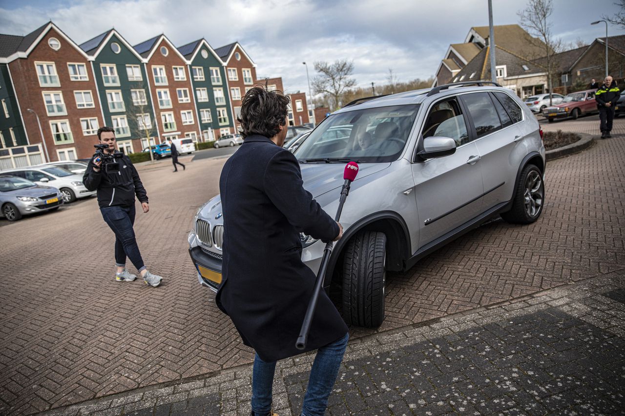 PowNed-verslaggever Mark Baanders wordt bij de Sionkerk in Urk aangereden door een kerkganger.