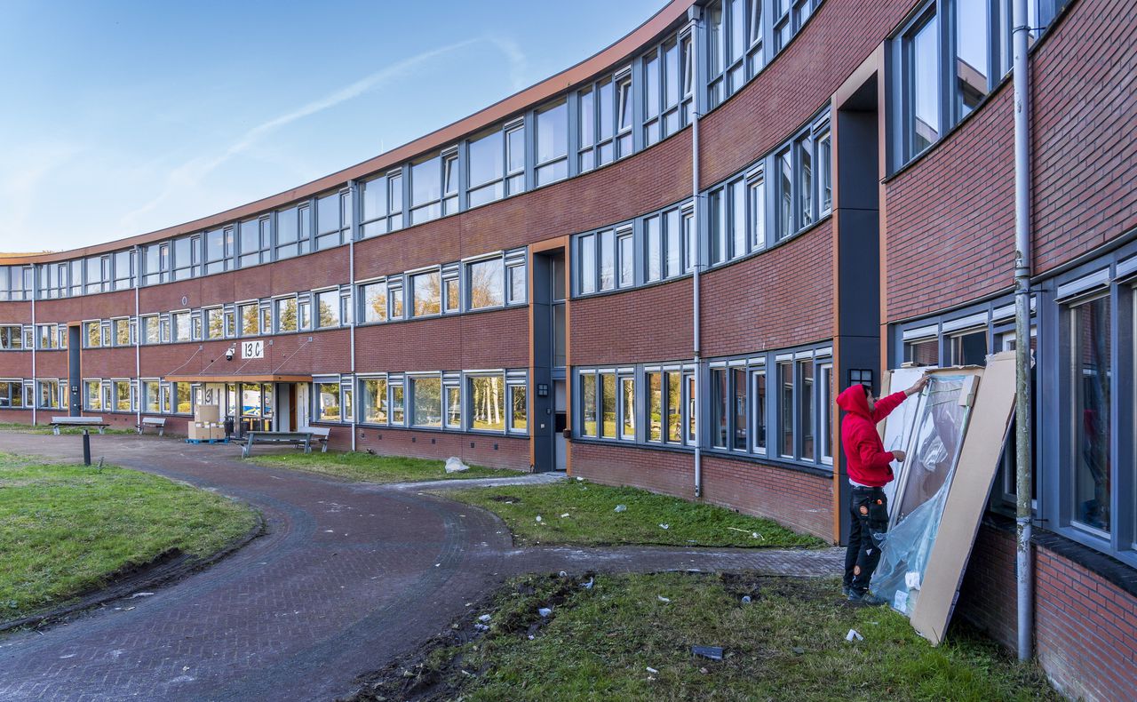 Woonlocatie achter het gemeentehuis in Oegstgeest, die wordt gebruikt voor de opvang van statushouders.