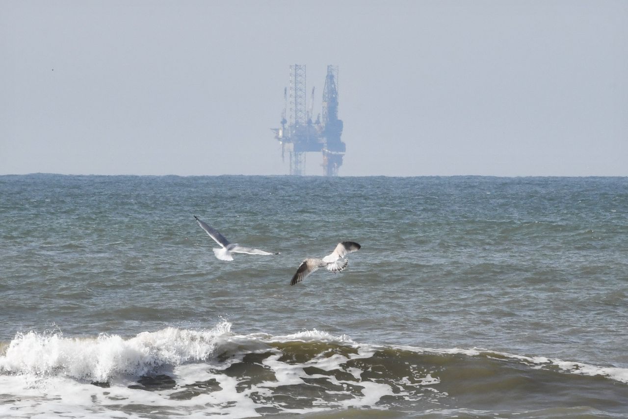 Een boorplatform voor de kust van Hoek van Holland.