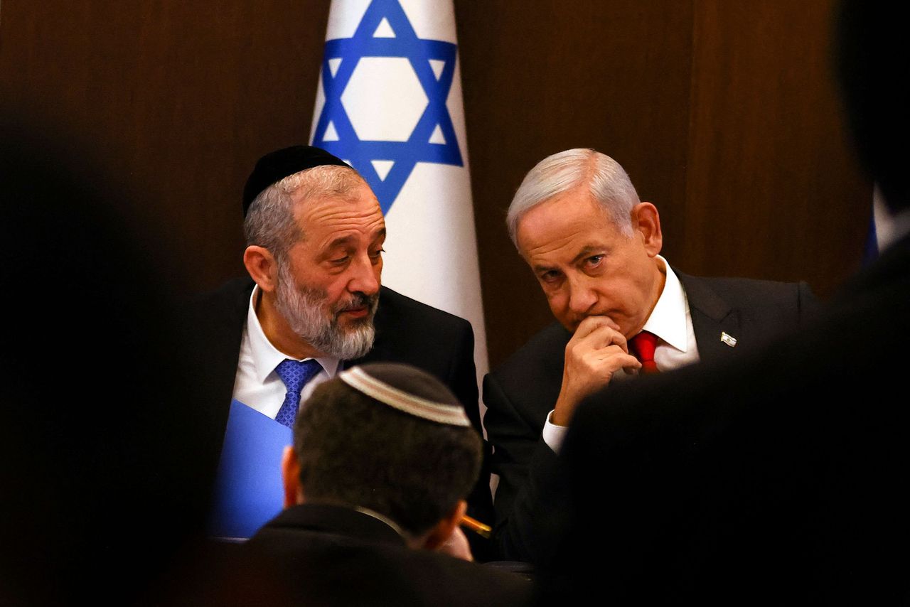 De premier van Israël Benjamin Netanyahu (rechts) naast zijn bondgenoot en minister van Binnenlandse Zaken en Gezondheid Aryeh Deri.