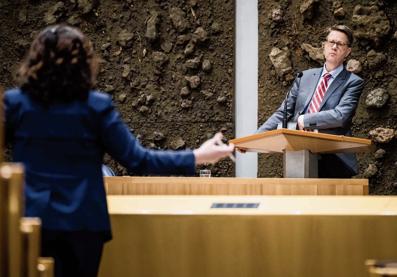 Salima Belhaj (D66, links) vroeg veel parlementsleden naar hun reflectie. Rechts Martin Bosma (PVV).