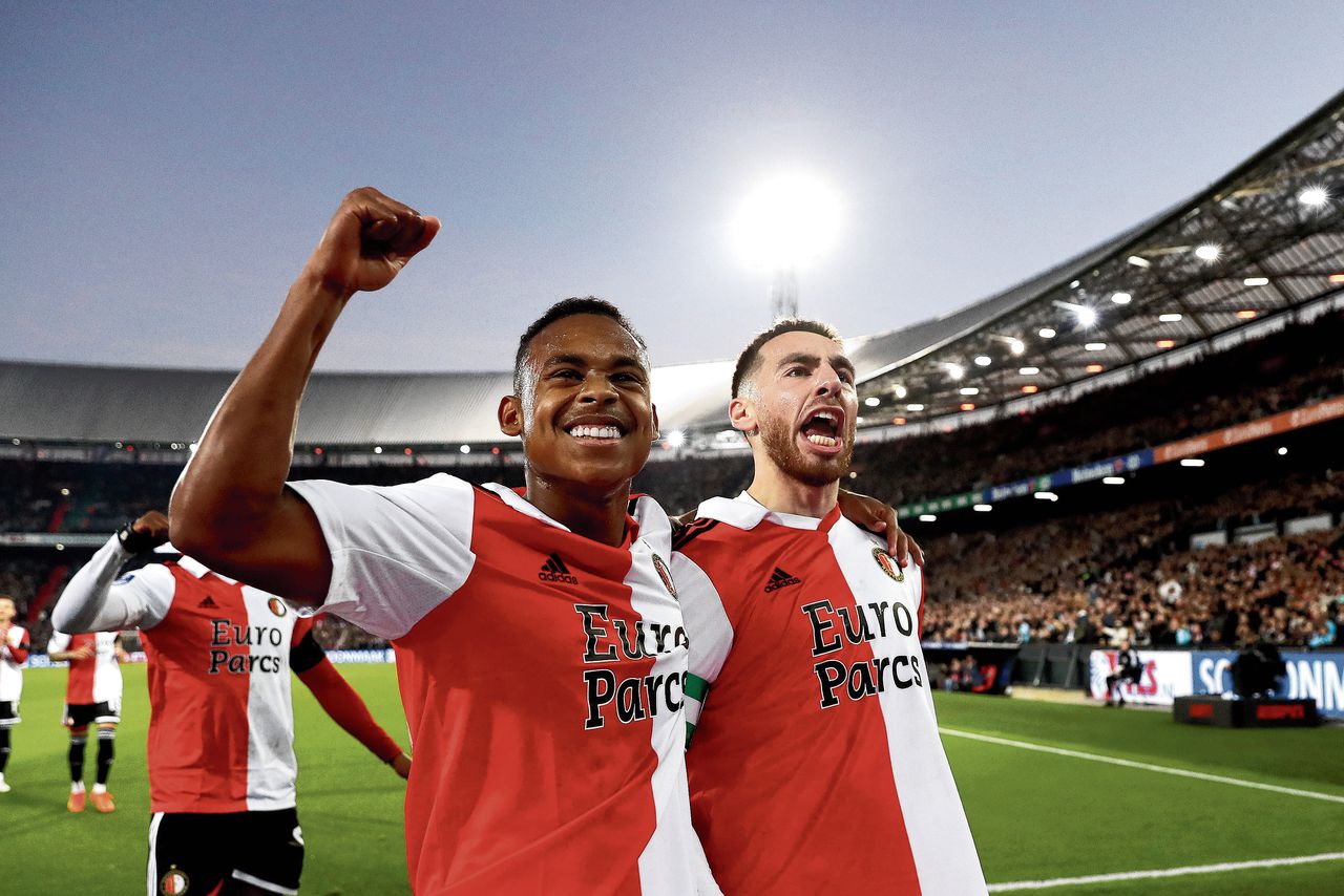 Feyenoord-spelers Igor Paixao (links) en Orkun Kökcü vieren een doelpunt in de Kuip.