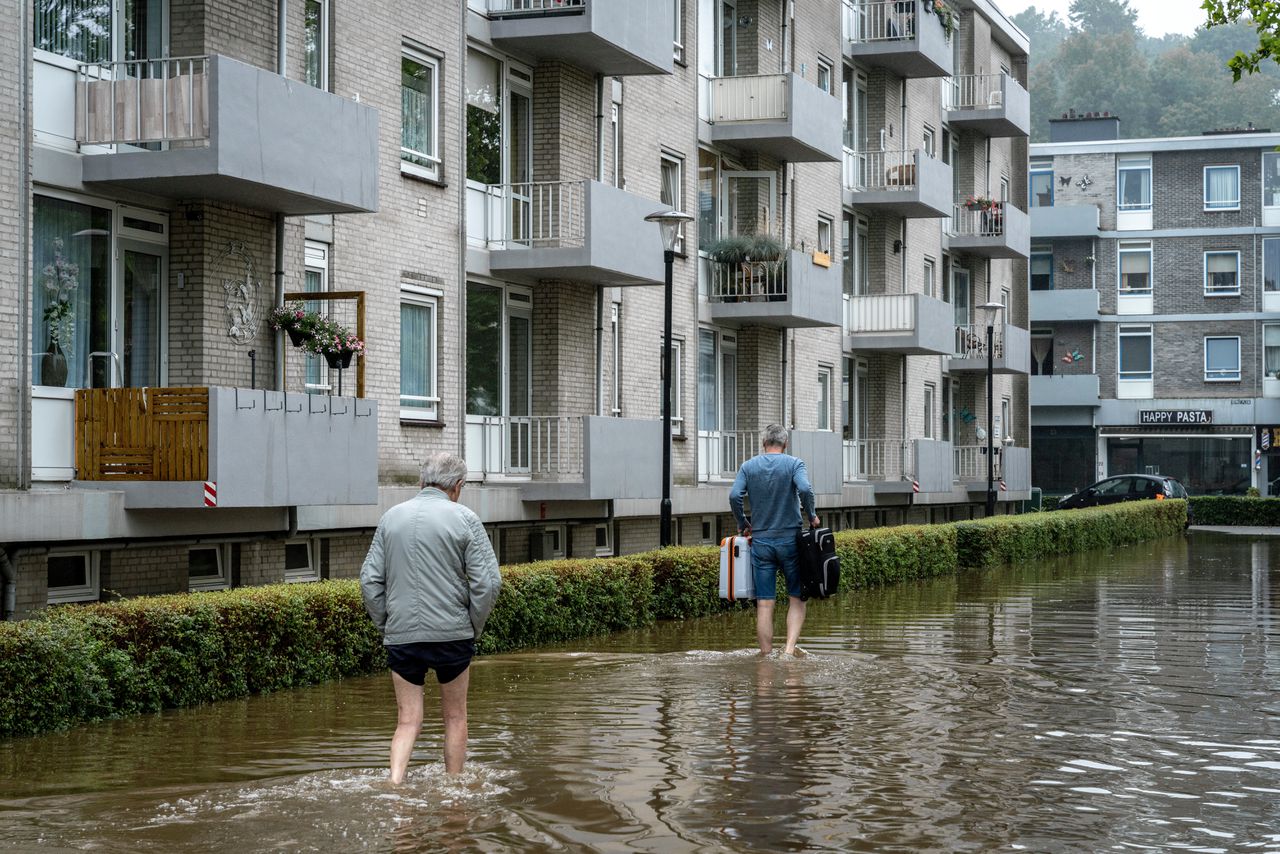 Wateroverlast in het centrum van Valkenburg door zware regenval en het buiten haar oevers treden van het riviertje de Geul. Dorpsbewoners werden geëvacueerd.