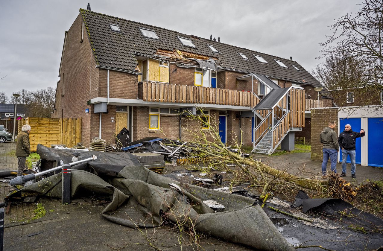 Grote stormschade aan een aantal woningen in Spijkenisse.