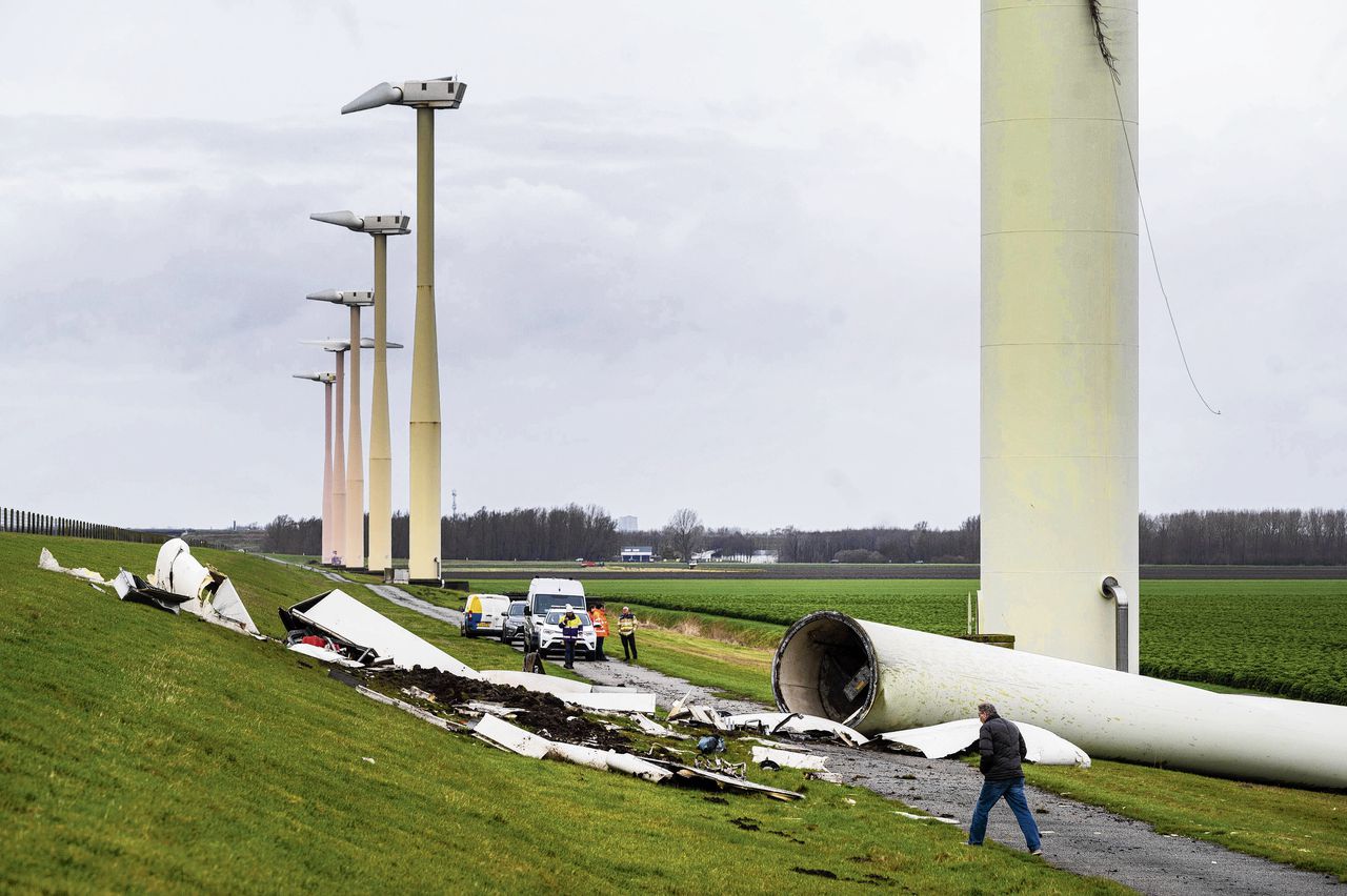 De brokstukken van de mast en de twee rotorbladen van de windmolen bij Zeewolde. Er vielen geen gewonden.