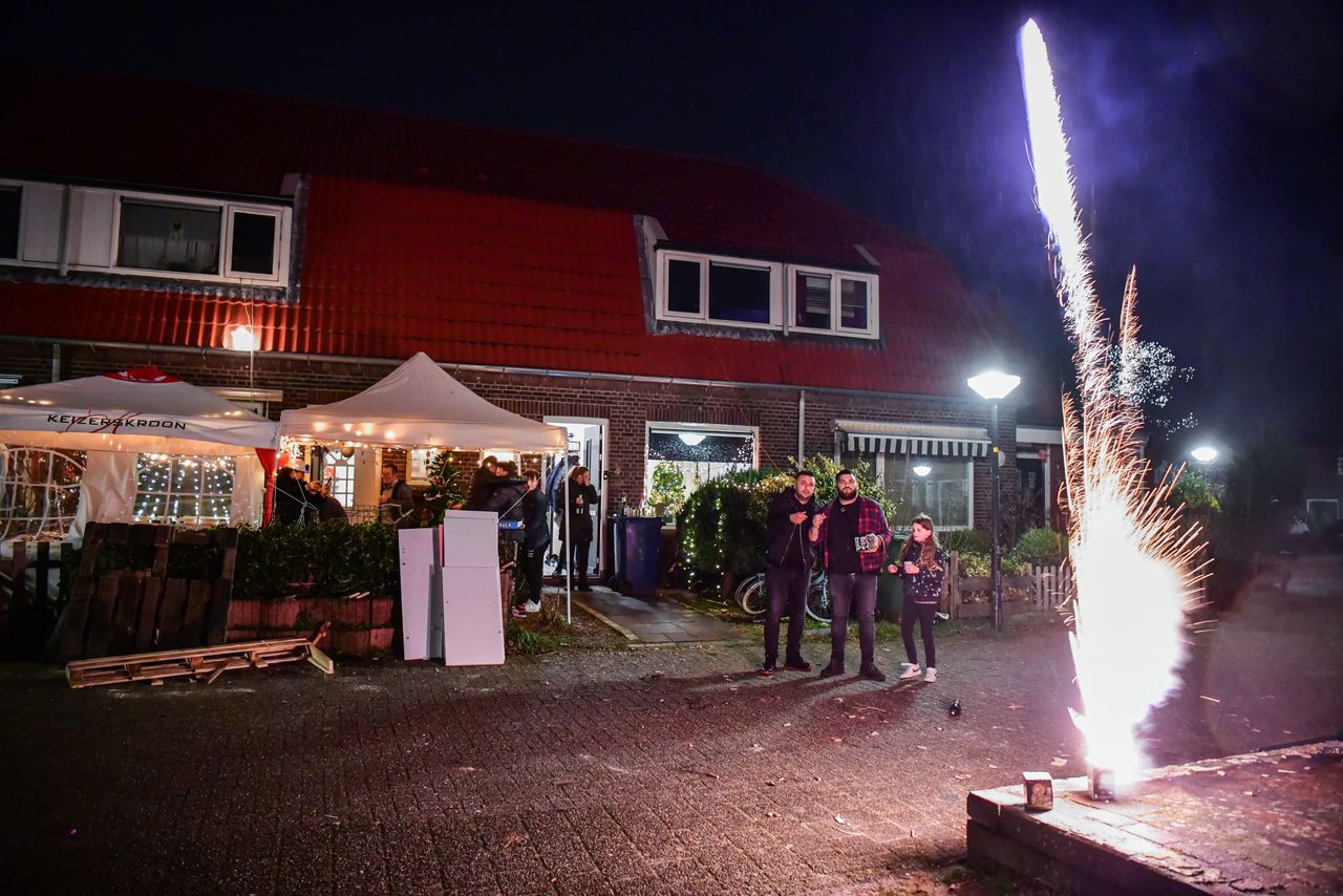 Ondanks een lokaal verbod werd in Apeldoorn deze jaarwisseling volop vuurwerk afgestoken.