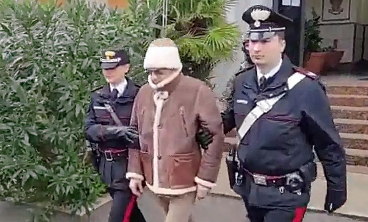 Maffiabaas Matteo Messina Denaro, de meest gezochte man van Italië, wordt gearresteerd door de carabinieri in Palermo, Sicilië na dertig jaar op de vlucht te zijn geweest.